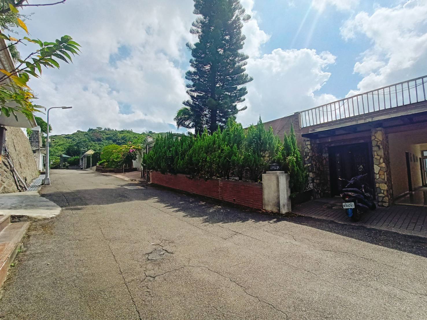 社區內道路,兩側為獨棟住宅