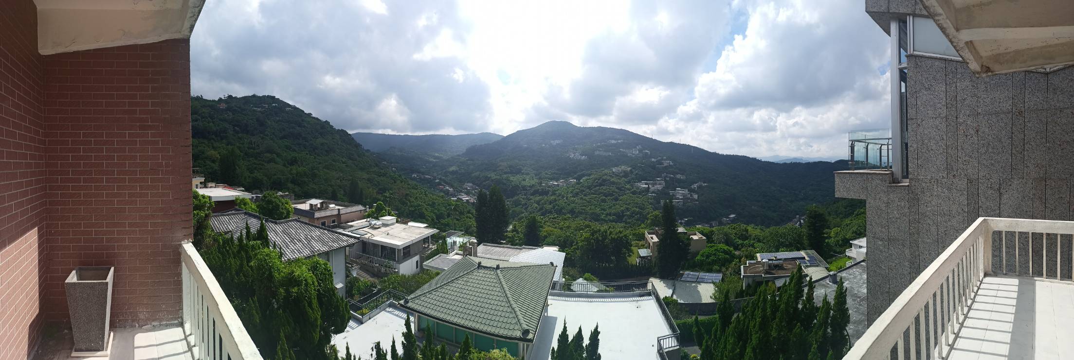 陽台全景,可見對面山谷與整片綠意