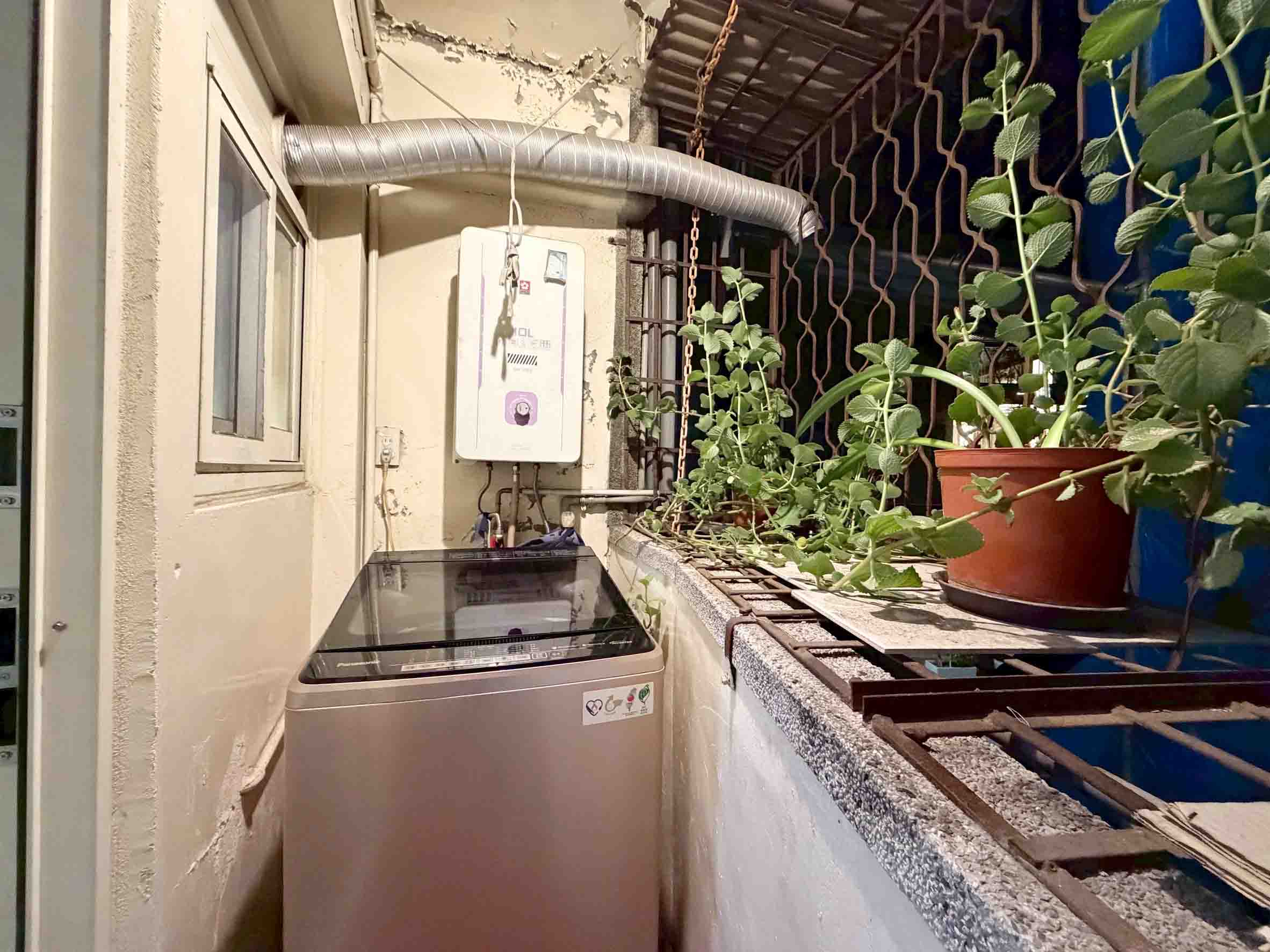後陽台,洗衣機、熱水器與鐵窗