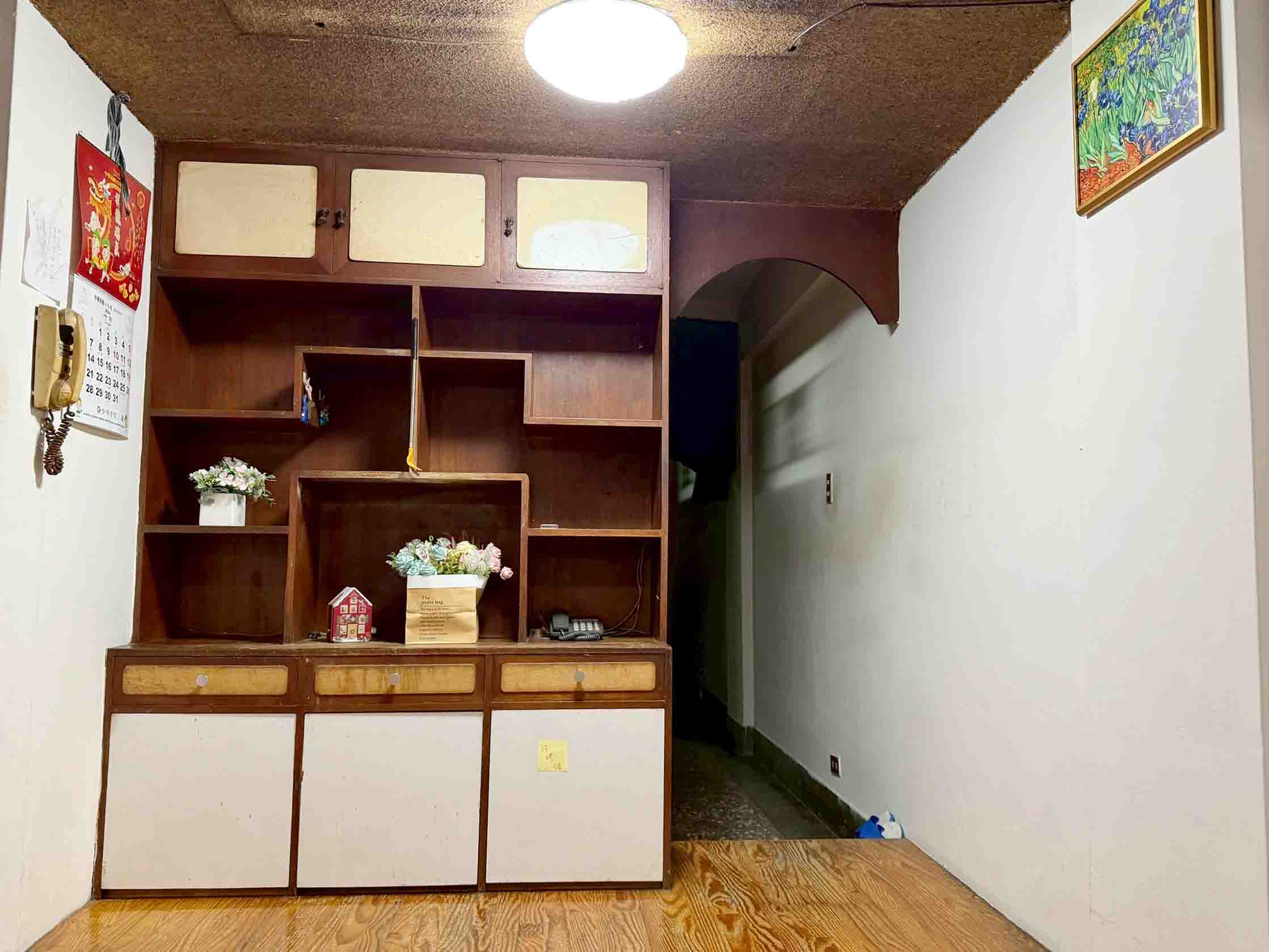客廳現況,早期原木整面收納櫃