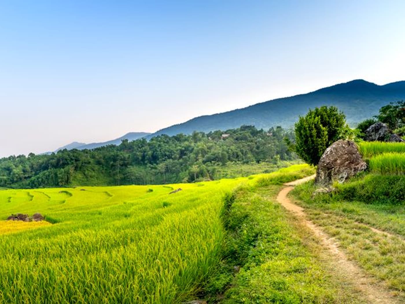 郊區農地與山巒全景
